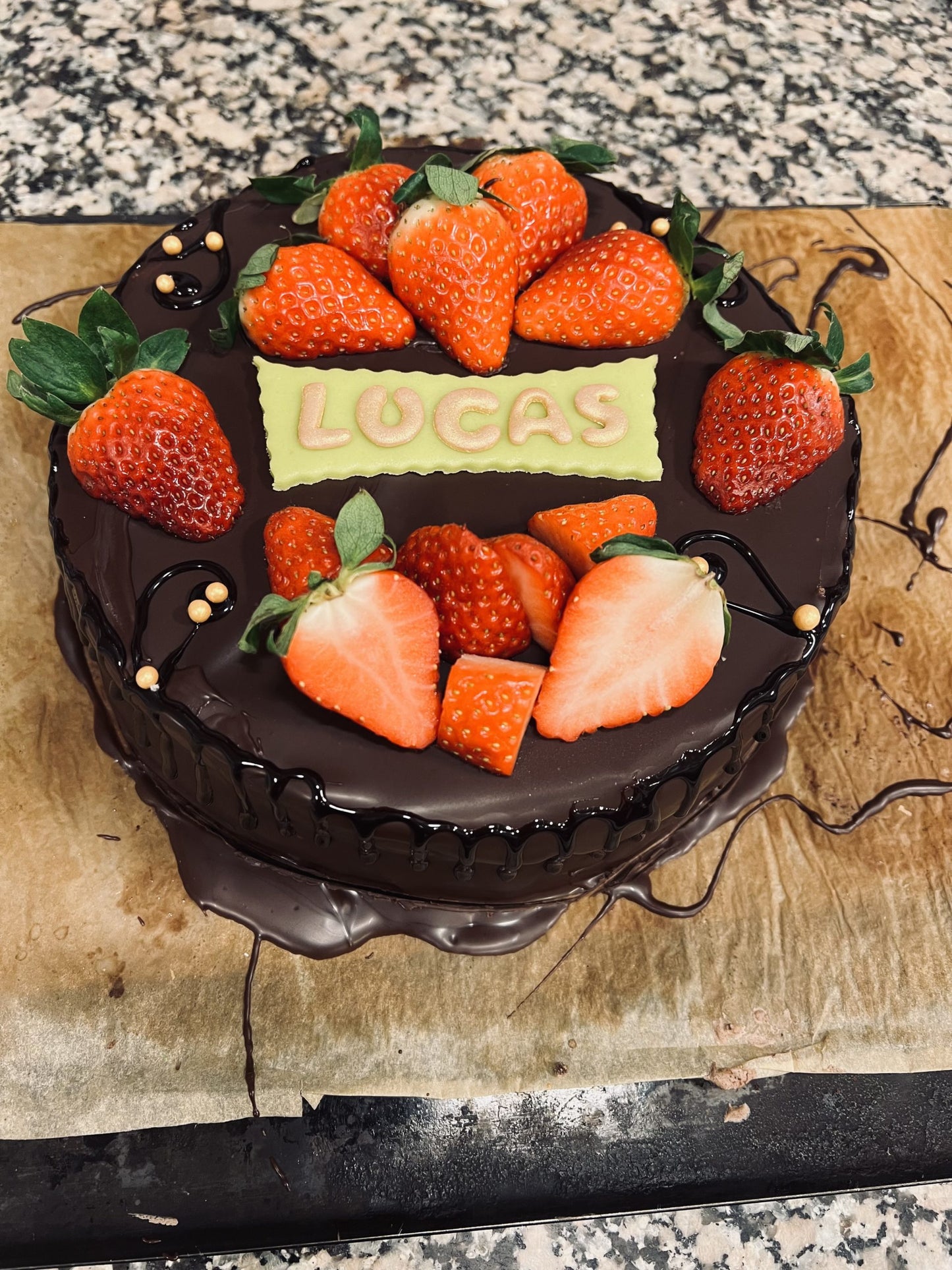 Chokladtårta med färska jordgubbar